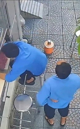Thót tim cảnh cây cổ thụ bật gốc, hai người thoát nạn trong gang tấc