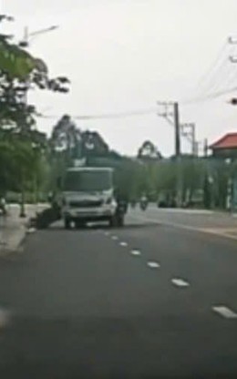 Xe chở rác bất ngờ húc ngã người đi xe máy rồi rời khỏi hiện trường
