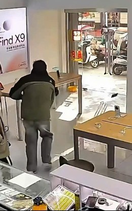 Cậu bé nổi giận, thẳng tay đập nát điện thoại vì không được mua máy mới