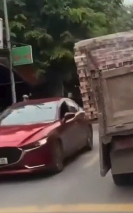 Xử phạt tài xế lái xe tải không biển số, chở gạch nghiêng ngả trên đường