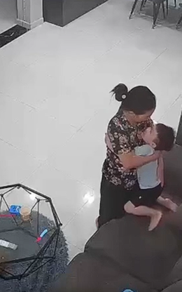 Bà giúp việc nghỉ sau 4 năm gắn bó, bé trai nói 1 câu khiến ai cũng rưng rưng
