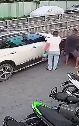 Xe tải chắn đường, người đàn ông có màn xử lý khó tin gây sốt mạng xã hội