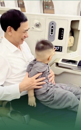 Cậu bé vô tư chạy đến đòi được bế, mẹ ‘đứng hình’ khi nhận ra người ôm con là Đại tướng Phan Văn Giang