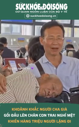 Người cha già nằm gối đầu lên chân con trai giữa đường, khoảnh khắc bình dị chạm đến trái tim