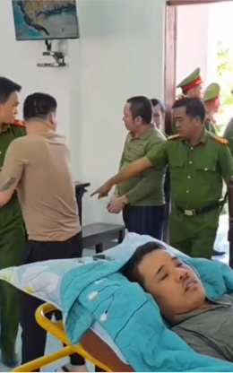 Nạn nhân vụ "bị đánh đến thân tàn ma dại" ở Đắk Lắk phải nằm cáng đến tòa