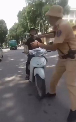 Thanh niên mang ma túy lao xe vào CSGT khi bị yêu cầu dừng xe