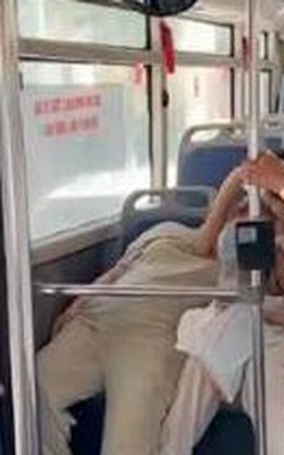 Nam nhân viên xe buýt phản xạ nhanh cứu nữ du khách say nắng