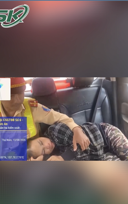 CSGT phát hiện người phụ nữ ngất xỉu bên quốc lộ, kịp thời đưa đi cấp cứu