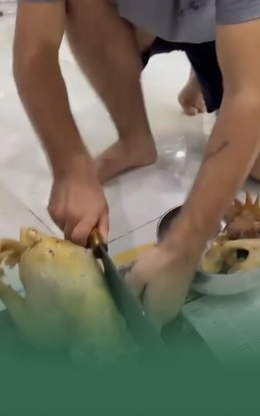 Chàng Tây lần đầu chặt gà luộc, dân mạng cười: “Thế này sao làm rể Việt Nam?”