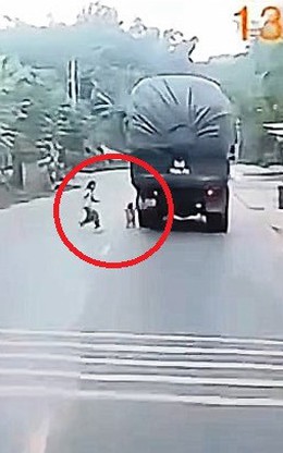 Thót tim khoảnh khắc bé 2 tuổi lao ra đường đúng lúc xe tải lao dốc