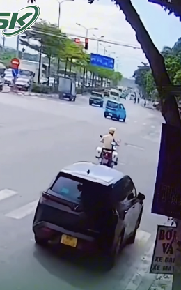 Cha hớt hải cầu cứu CSGT, bé trai 4 tuổi được dẫn đường đi cấp cứu