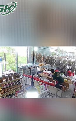 Rắn lớn bất ngờ ‘đột nhập’ cửa hàng đặc sản, 2 nhân viên bỏ chạy tán loạn