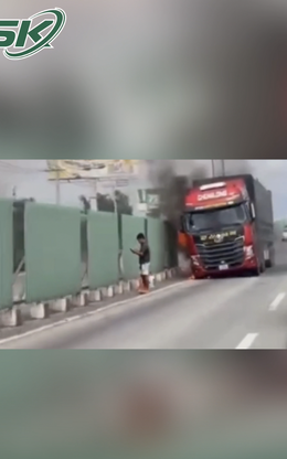 Xe đầu kéo bất ngờ nổ văng lốp rồi bốc cháy ngùn ngụt trên cao tốc