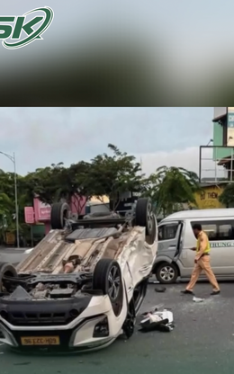Xe 16 chỗ tông taxi lật ngửa giữa giao lộ, nhiều người bị thương, có trẻ em