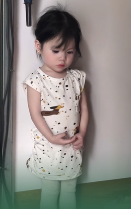 Bé gái mếu máo dỗi ông ngoại, dân mạng mê mẩn vì gương mặt như ‘búp bê’