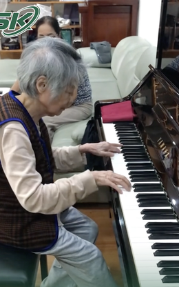 Cụ bà U90 khiến dân mạng ‘nổi da gà’ với màn chơi piano đầy mê hoặc