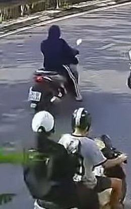 Phẫn nộ thanh niên tông trúng bà cụ sang đường rồi phóng xe bỏ chạy