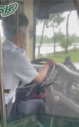 Xe buýt chạy nhanh, vượt ẩu giữa lúc đường ngập, người đi đường ‘chịu trận’