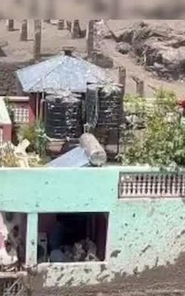 Ngôi nhà 2 tầng màu xanh kiên cố trụ vững giữa trận lũ quét ở Nepal