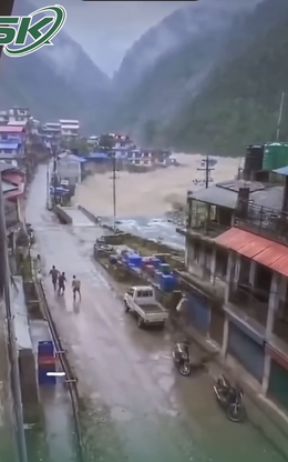 Kinh hoàng khoảnh khắc lũ quét đổ ập, cuốn phăng khu dân cư ở Nepal