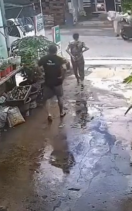 Khoảnh khắc thanh niên tăng ga, tông thiếu tá cảnh sát giao thông trọng thương giữa đường