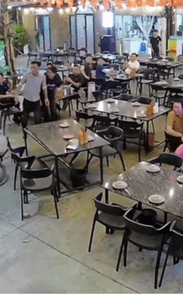 Cô gái mất lái, lao thẳng xe vào quán ăn khiến mọi người hốt hoảng