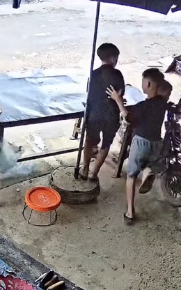 Cậu bé phóng xe đạp điện thẳng vào nhà dân, camera ghi lại khoảnh khắc bất ngờ