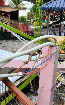 Gió mạnh cuốn bay nhà phao, quật đổ hàng loạt trụ điện ở Đà Nẵng