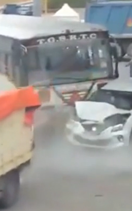 Khoảnh khắc xe buýt mất lái, lao vào cây xăng khiến nhiều người hoảng loạn