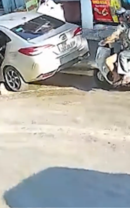 Ô tô đang chạy bất ngờ dừng giữa đường để vứt túi rác