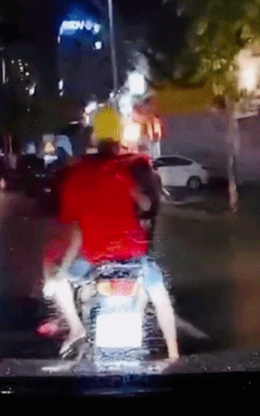 Cậu bé vứt chai nước, hành động của người bố khiến nhiều người chú ý