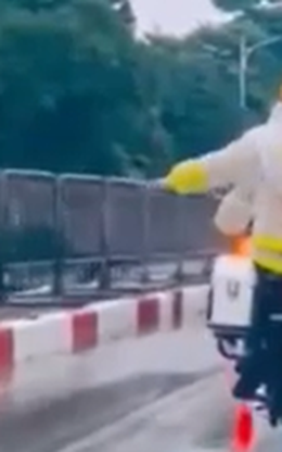 CSGT Hà Nội mở đường giữa mưa tầm tã, kịp thời đưa người bệnh đau thận cấp đến viện