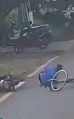 Khoảnh khắc xe máy đi ngược chiều tông xe đạp, tài xế văng xuống mương