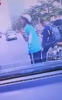 Sau cú va chạm, hành động của nữ sinh khiến tài xế và dân mạng chú ý