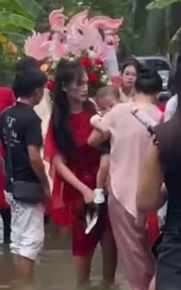 Nhà trai lội nước gần 100 mét, mang sính lễ đến nhà cô dâu giữa mưa lũ