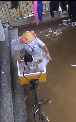 Bé gái 5 tuổi gặp ‘cú sốc mùa lụt’, khoảnh khắc khiến dân mạng bật cười
