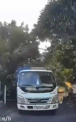 Tài xế lùi xe 'cực nét', né cú đâm trực diện của xe tải trên dốc hẹp