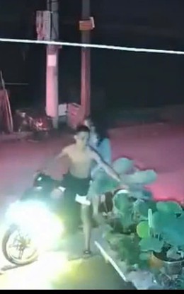 Đôi tình nhân dừng xe lúc hơn 2h sáng, chủ nhà xem camera chỉ biết ngỡ ngàng