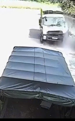 Khoảnh khắc xe buýt tông mạnh ô tô chở rác, tài xế mắc kẹt trong cabin