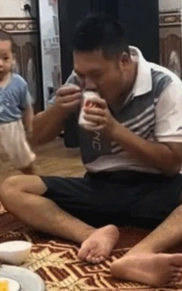 Thấy bố nằm dài dưới sàn, cậu bé có hành động khiến ai cũng bất ngờ