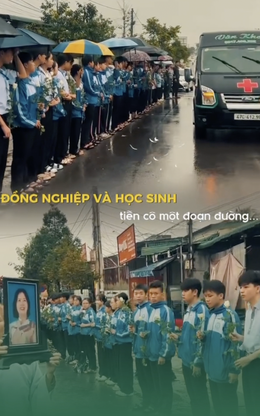 Xúc động hàng trăm học sinh xếp hàng, cầm hoa trắng tiễn cô giáo trong màn mưa