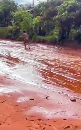 Bùn cát đỏ đặc quánh phủ đường, ô tô mắc kẹt, xe máy liên tục trượt ngã