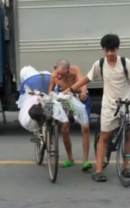 Xúc động khoảnh khắc nam sinh dừng xe, dìu cụ ông sang đường giữa phố đông
