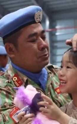Trở về từ Nam Sudan, chiến sĩ mũ nồi xanh òa khóc khi gặp lại con gái