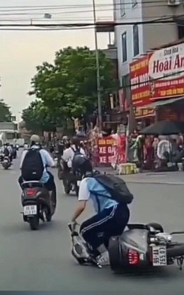 Nữ sinh bị bạn giật tóc khi đang chạy xe máy điện, ngã chúi xuống đường