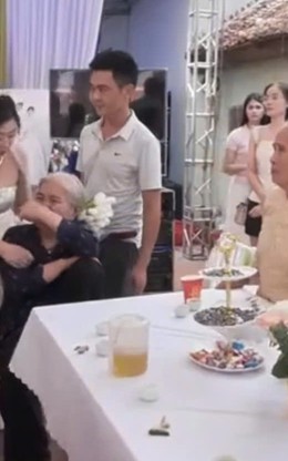 Xúc động cảnh cụ bà che mặt khóc nức nở trong ngày cháu gái lấy chồng