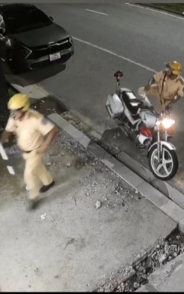 Hai CSGT Huế chạy vào nhà dân, bế người phụ nữ đột quỵ đi cấp cứu