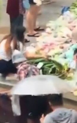 Ngập lụt nghiêm trọng, Bangkok xuất hiện 'chợ nổi' ngay giữa đường phố 