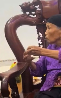 Khoảnh khắc cụ bà 90 tuổi dúi tiền cho em trai 80 tuổi gây xúc động