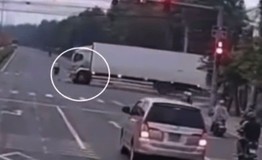 Va chạm với xe điện, tài xế xe tải kéo nạn nhân khỏi gầm rồi rời đi